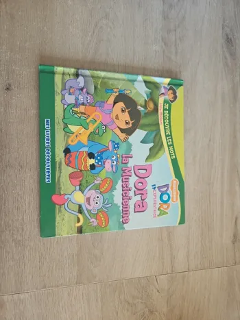 Livre dora l'exploratrice