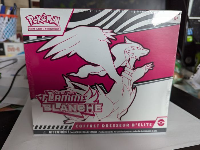Pokémon : ETB Foudre Noire ou flamme blanche scellé - photo numéro 4