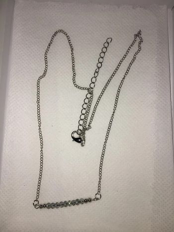 Chaine collier métal argenté et perles 55 cm