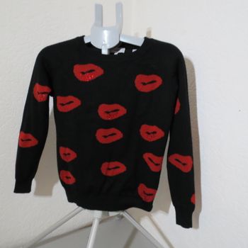 🖤 Pull noir à motifs lèvres rouges – Taille 1