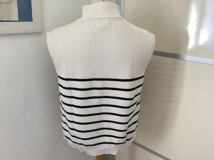 Pull « maison 123 » taille L, col camionneur sans manches beaucoup de charme - photo numéro 2