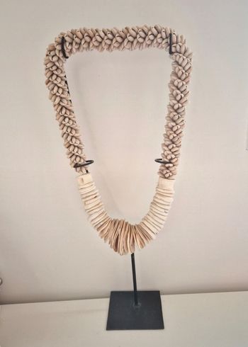 Collier papou en coquillages avec socle