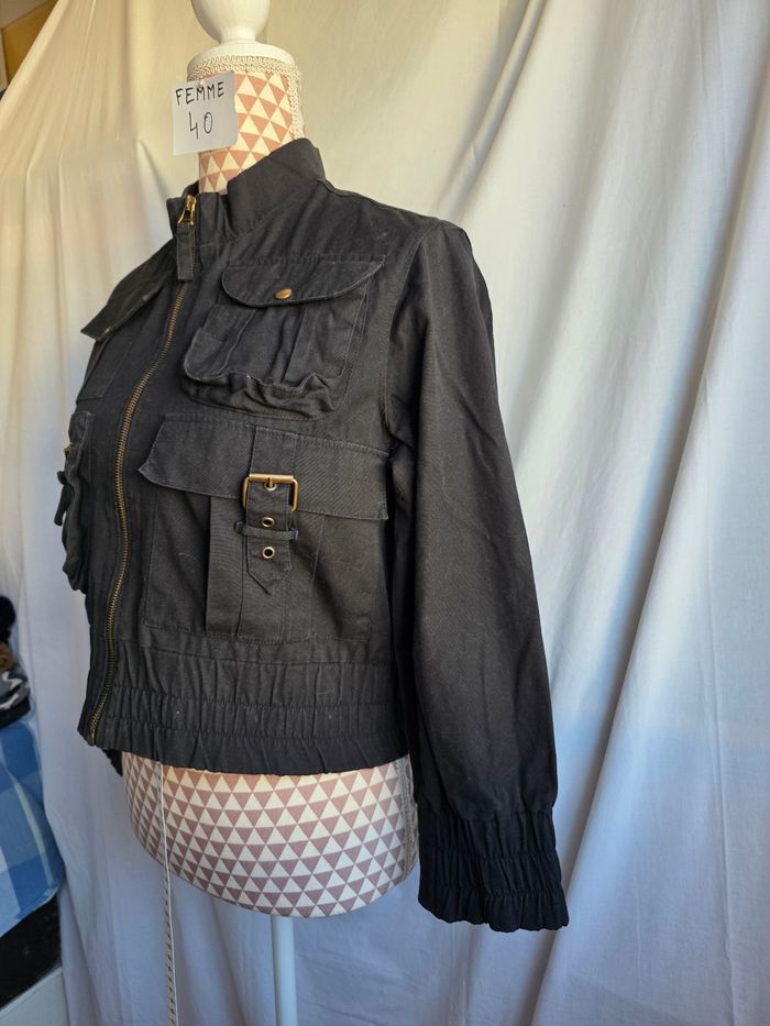 Veste noir, courte crop top, façon jean, multipoches, taille et bas de manche élastique, fermeture zip,en excellent état, largeur d'épaule 40cm, largeur sous bras 53cm, longueur 45cm, marque Kiabi =5€ - photo numéro 2