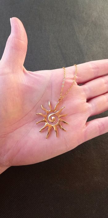 Chaîne argenté en acier inoxydable pendentif grand soleil neuve