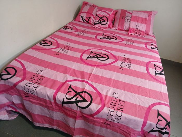 Drap de lit avec 4 taies d'oreiller