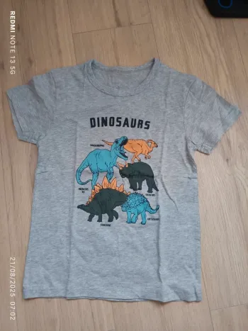 Magnifique tee shirt dinausore taille 10ans