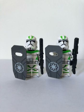 Figurine type lego 2 clones verts avec fusil et bouclier Star Wars