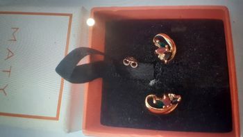 Boucle d oreille  plaquer or servit de  différence pierres