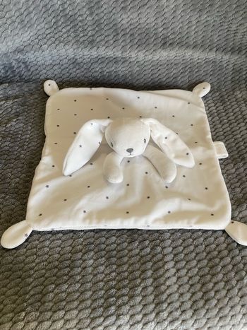 Doudou plat lapin blanc étoiles gris attache tétine Simba Toys Kiabi