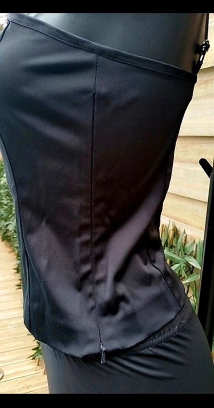 Bustier cintré en satin noir de H&M. - photo numéro 2
