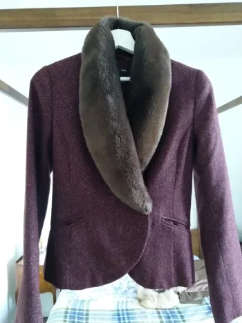 Veste cintrée col fausse fourrure