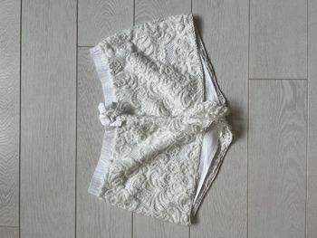 Short Etam en dentelle crème et elasthanne à la ceinture