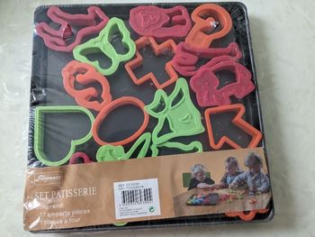 Emporte pièces pâtisserie et plateau à four.