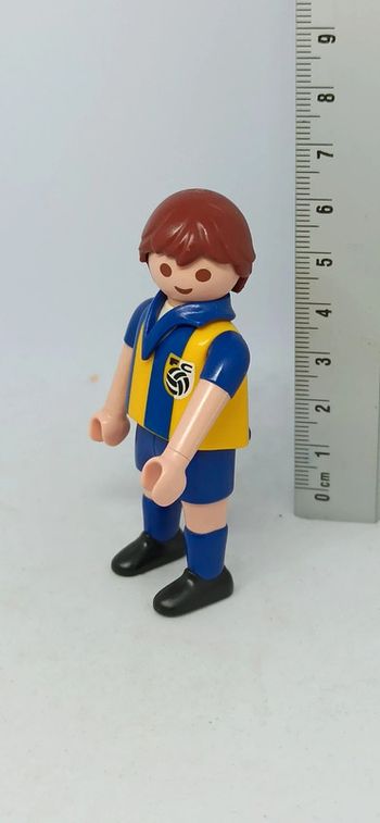 Homme joueur de football maillot jaune short bleu playmobil