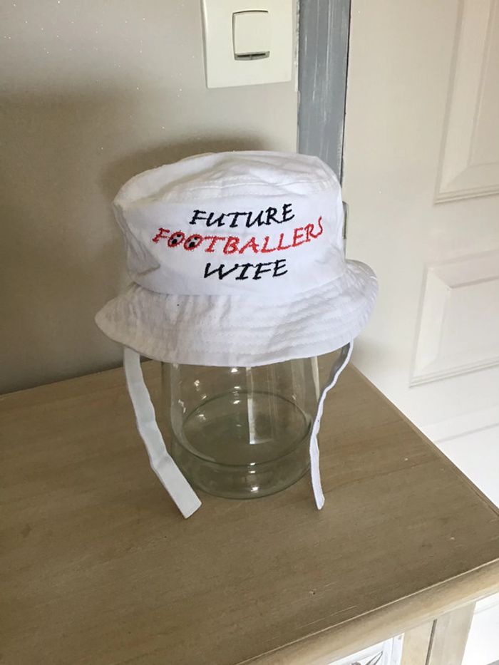 Chapeau bob taille 44 blanc avec inscription (6-9 mois)