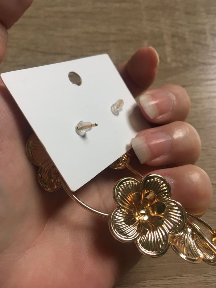 Boucles d’oreilles NEUVES pour femme forme de fleurs 🌼 couleur doré - photo numéro 5