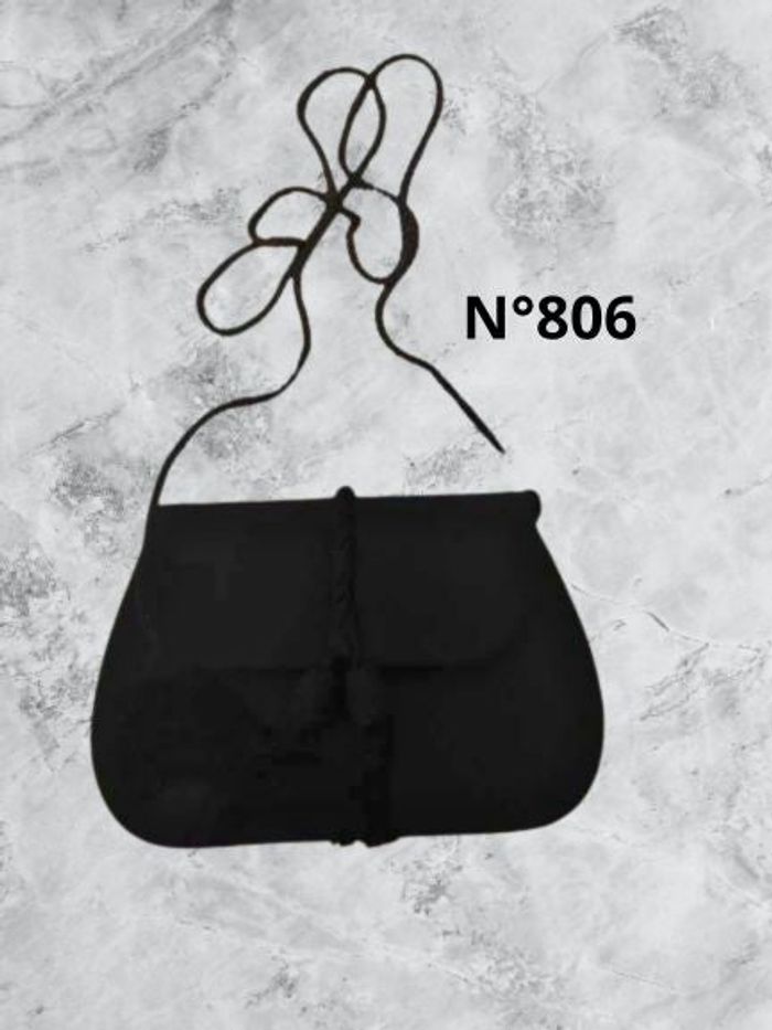 N°806 Pochette noir satin, cordon.