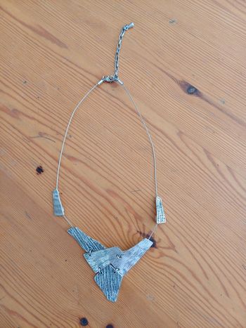 Collier plaques métalliques