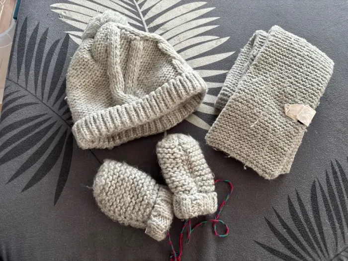 Lot bonnets écharpe gants