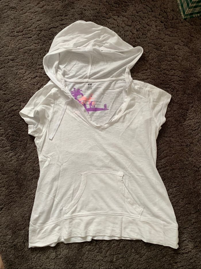Tee shirt à capuche