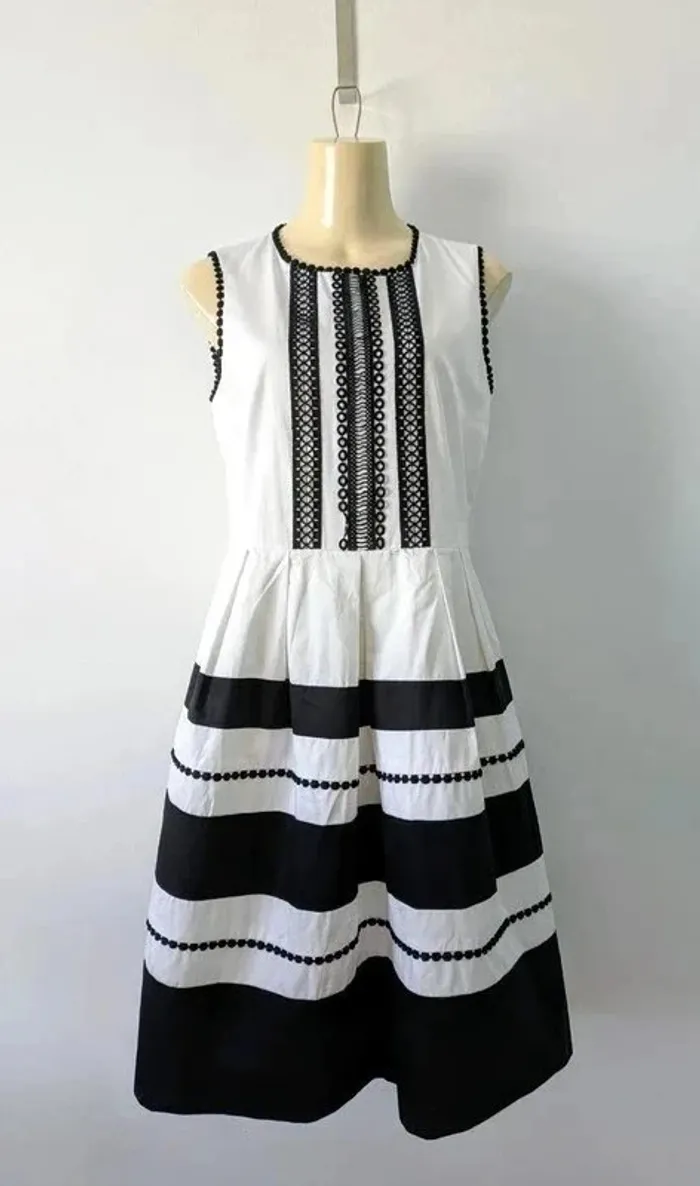Robe chic avec broderie - 123 - taille 38