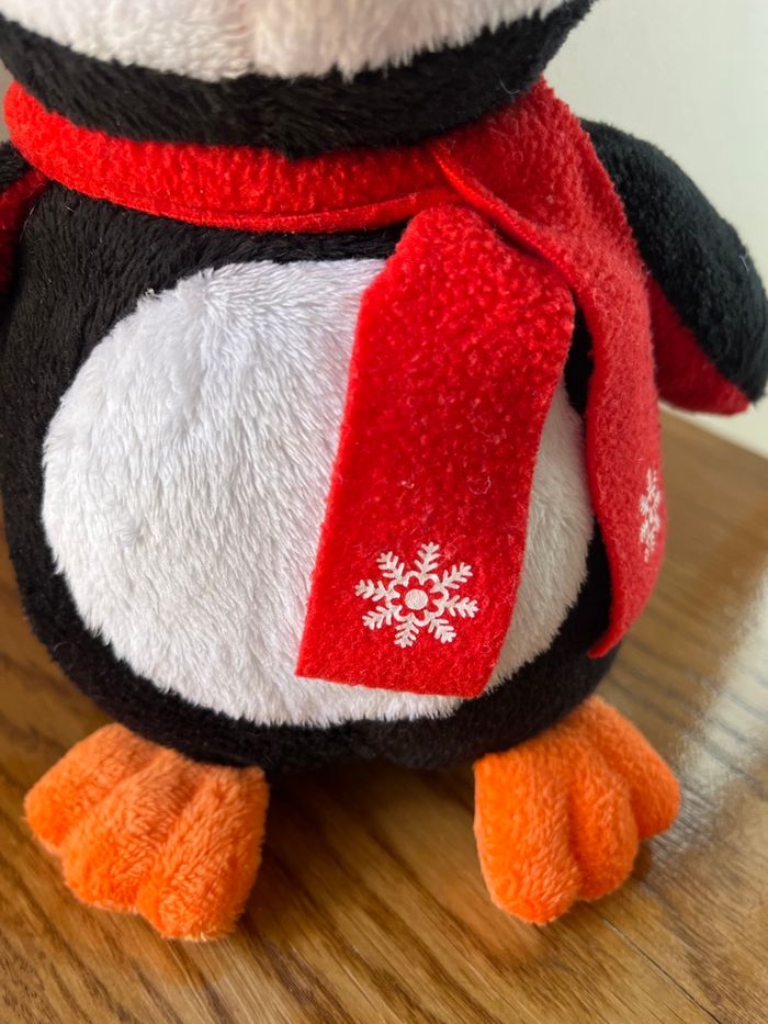 Peluche  pingouin de couleur noire , blanche rouge et orange . - photo numéro 6