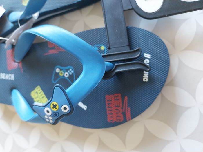 Tongs / claquettes enfant – pointure 31 – neuves avec étiquettes - photo numéro 3