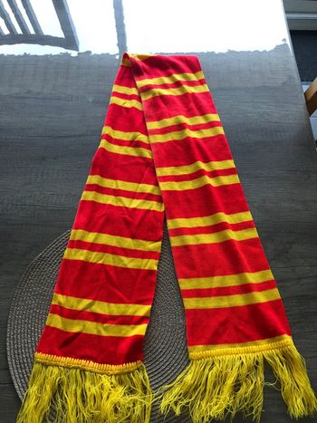 Écharpe rouge et jaune