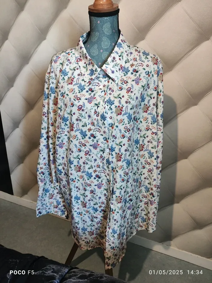 Chemise taille 5XL/ 56 manches longues Fleurie  bouton