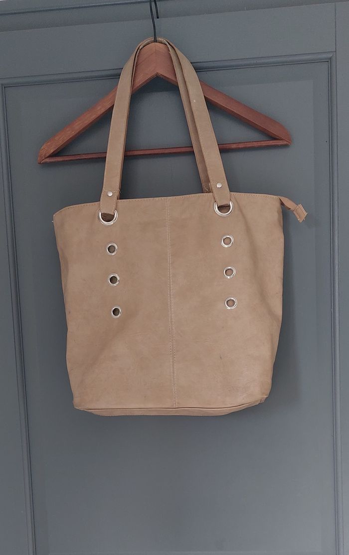 Sac à main marron clair avec une poche centrale