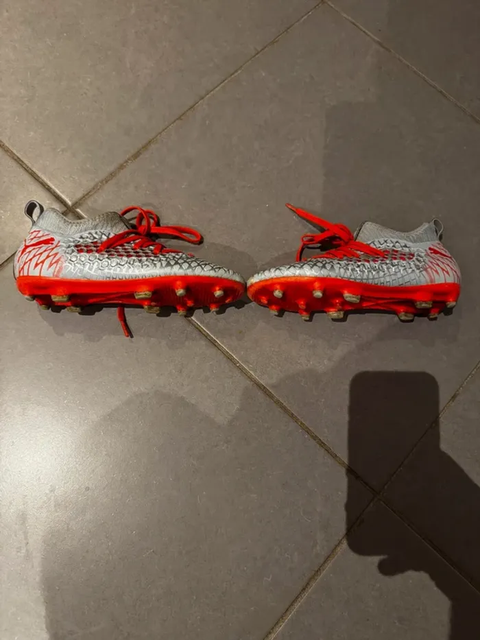 Chaussures de foot à crampons moulés - Puma - Net-Fit / Future - Gris & Orange - 34 - Bon état - photo numéro 3