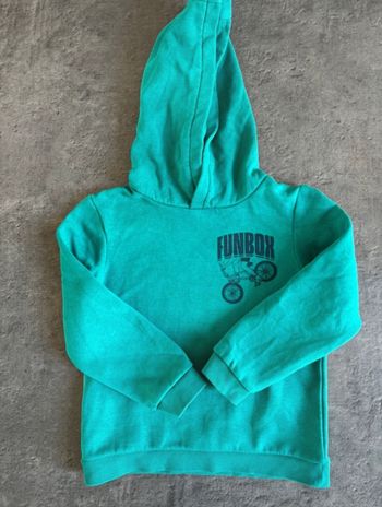 Sweet à capuche vert Kiabi