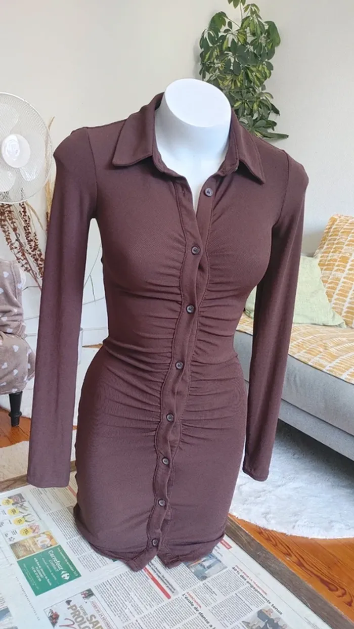 Mini robe moulant marron bouton manches longues