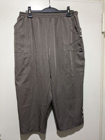 Pantacourt classique Celia couleur taupe. Taille 50/52