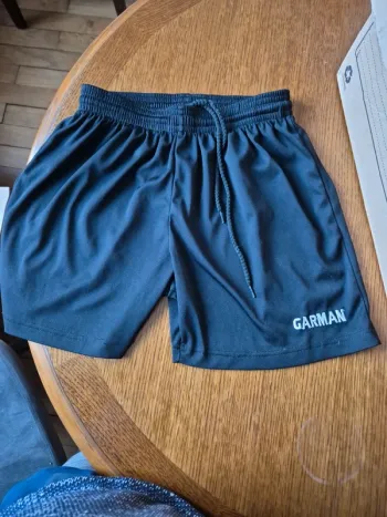 short de sport taille 6-8 ans