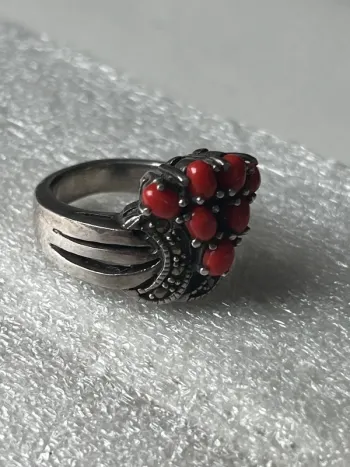 Bague ancienne en argent et corail rouge