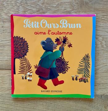 Livre souple Petit ours brun au restaurant, éditions Bayard Jeunesse. Dimensions : 14,5 x 14,5 cm No