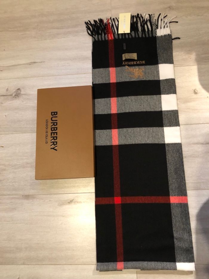 Écharpe Burburry - photo numéro 2