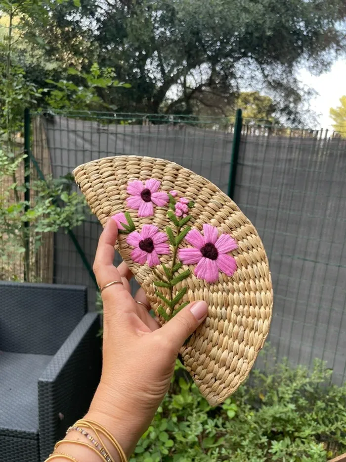 Petite pochette plate osier et broderie