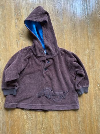 Pull en éponge marron avec capuche bleue et motif teckel taille 86