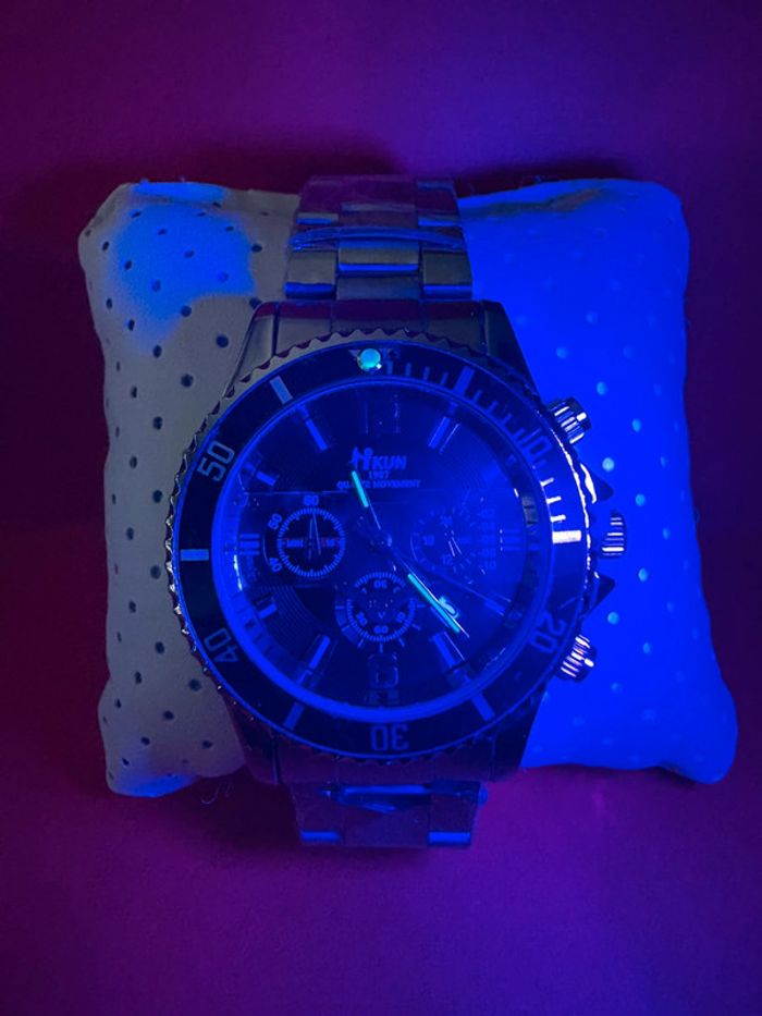 montre Nikun GMT argenté avec cadran noir à quartz pour hommes avec date - photo numéro 4