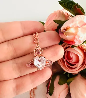 Collier Vivienne Westwood – Pendentif orbite avec cœur en zirconium rose et strass
