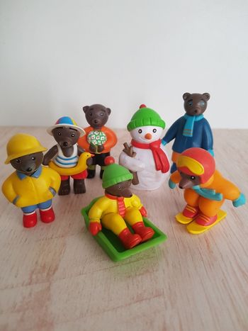 Figurines Petit ours brun et sa famille, bonhomme de neige, piscine, montagne