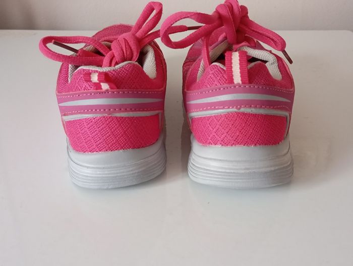 Baskets P31 . Avec lacets  . Tissu rose  et semelles extérieures grises . Parfait état . - photo numéro 5