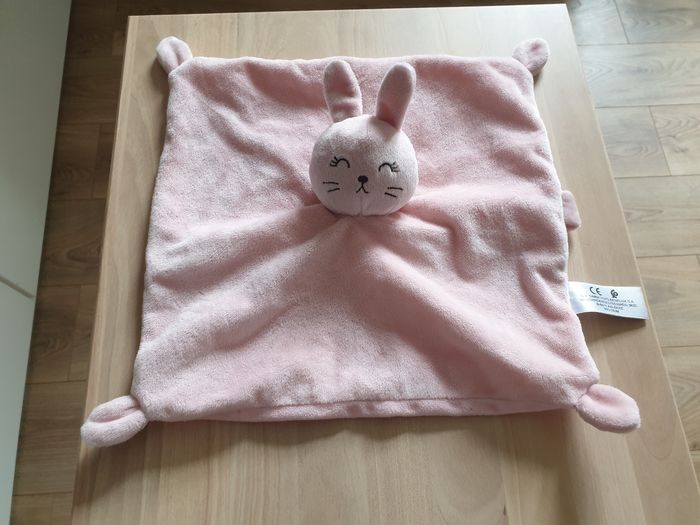 Doudou simba toys lapin rose attache tétine