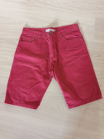 Short homme de couleur rouge.
