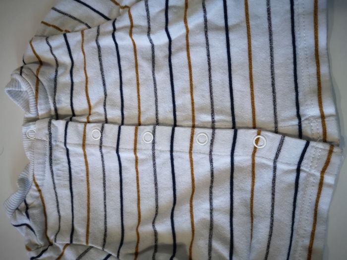 T-shirt coton. Kiabi 1 mois - photo numéro 2