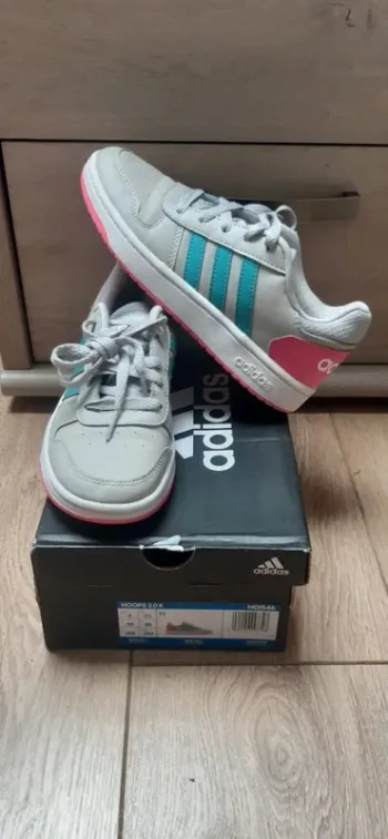 Chaussures baskets adidas "hoops" pointure 35 état neuves