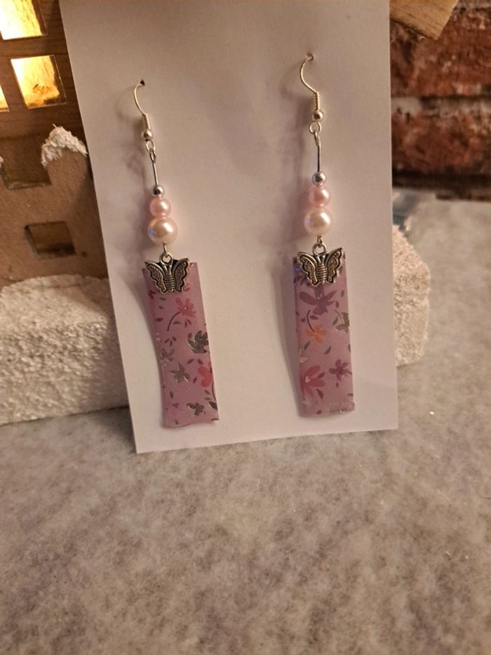 Boucles d'oreilles pendante en résine rose et argenté - photo numéro 3