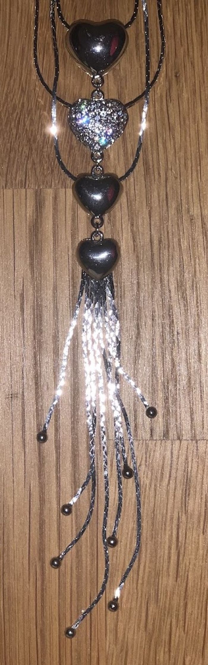 Collier long couleur argent avec 4 cœurs - photo numéro 5